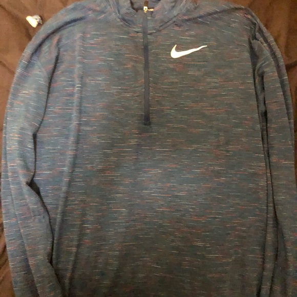 Sports tops in bundle - Picture 3 of 3